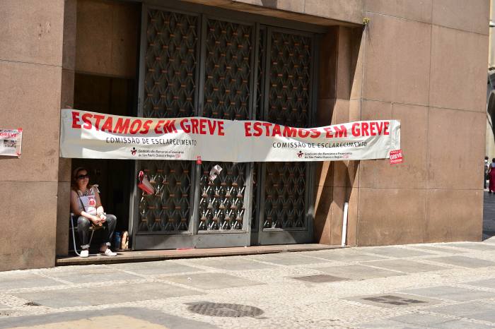 Bancários se reúnem hoje para ampliar greve